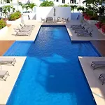 New Condo With Pool, Gym, A/C, Wifi, King Size Bed