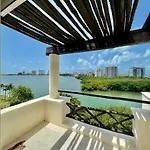 Waterfront Condo Hotel Zone, Pool & Wi-Fi