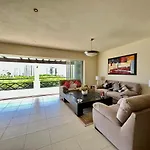 Waterfront Condo Hotel Zone, Pool & Wi-Fi