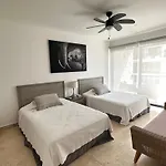 New Condo With Pool, Gym, A/C, Wifi, King Size Bed