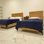 Habitación con baño privado y vista al patio.