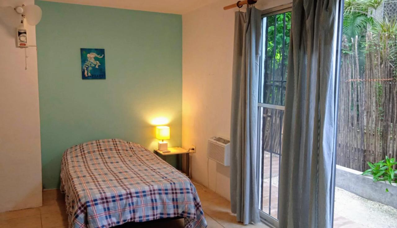 In Guest - Triple Room, Private Bathroom, A A, Wi-fi 50 Mbps In The Center Of Cancún