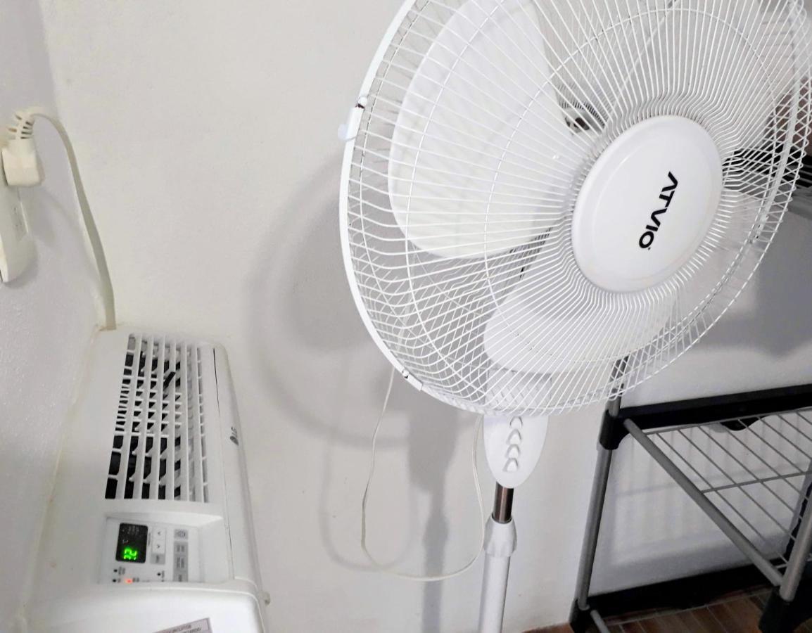 In Guest - 2, Private Bathroom, A C, Wi-fi 50 Mbps In Downtown Pensión