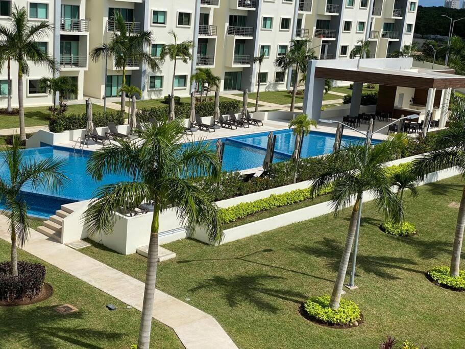 Amazing With Great Pool And 24/7 Security *