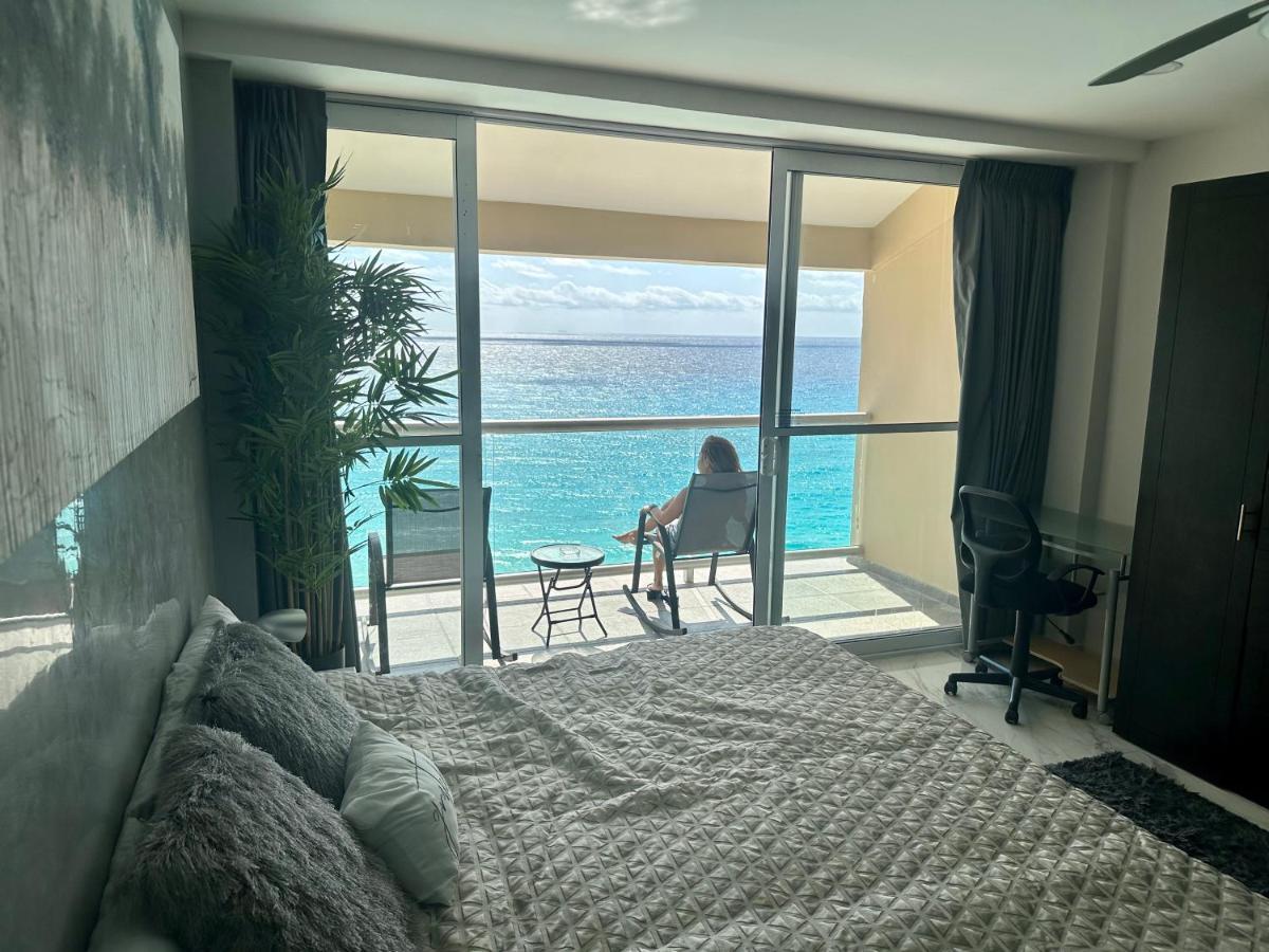 Beachfront Penthouse Apartahotel *