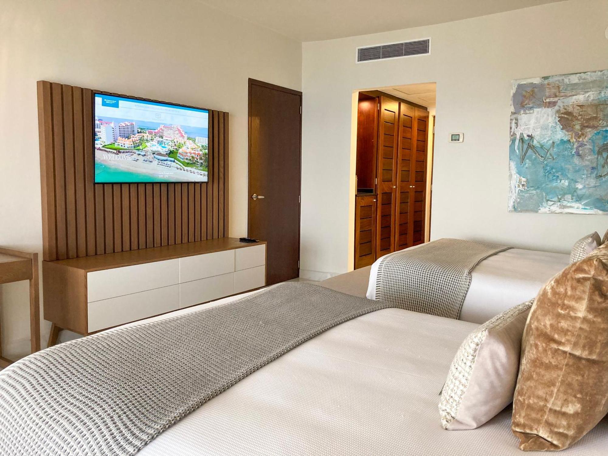 Wyndham Grand & Hotel