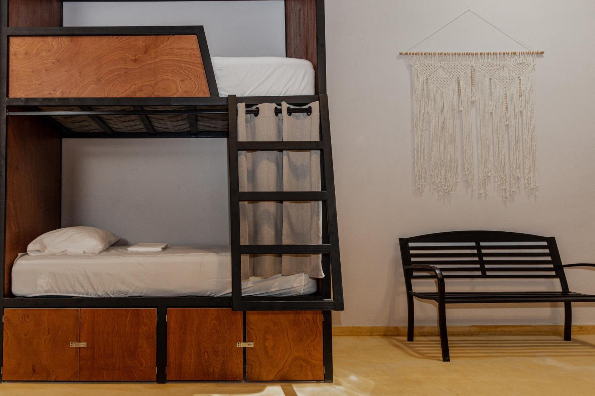 Caleta Rooftop & Pool Hostal