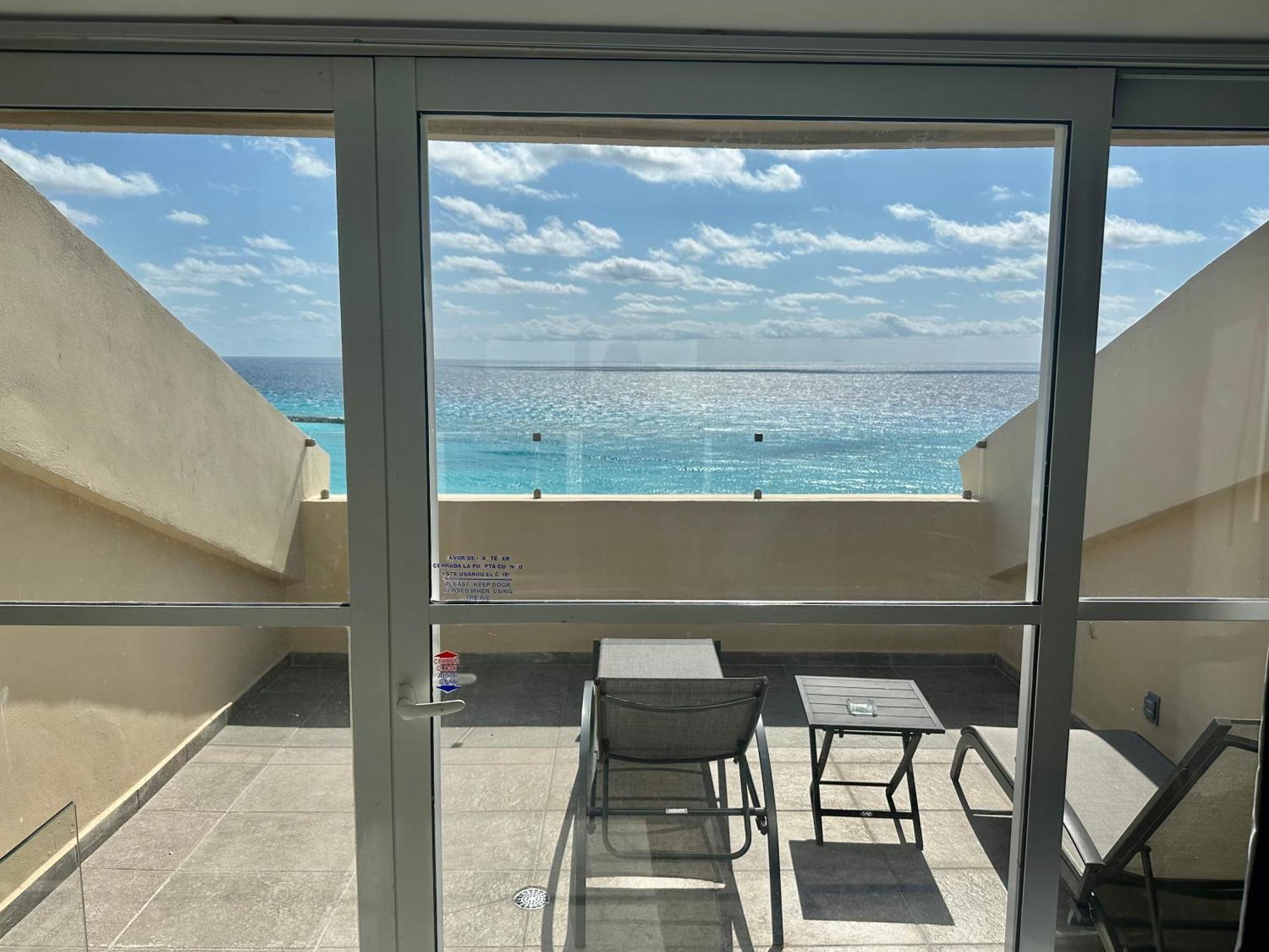 Beachfront Penthouse Apartahotel *