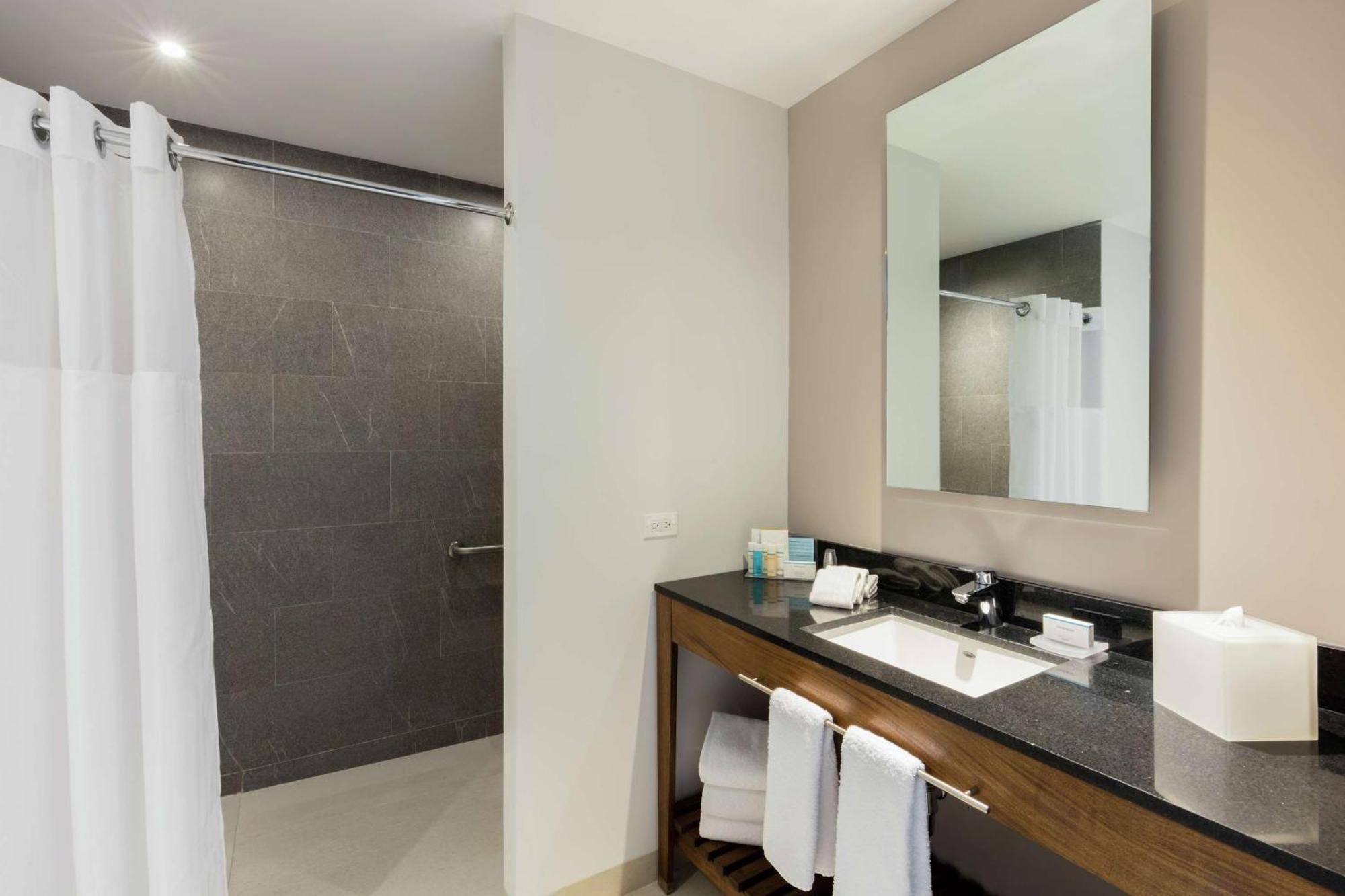 Hampton By Hilton Cumbres Hotel