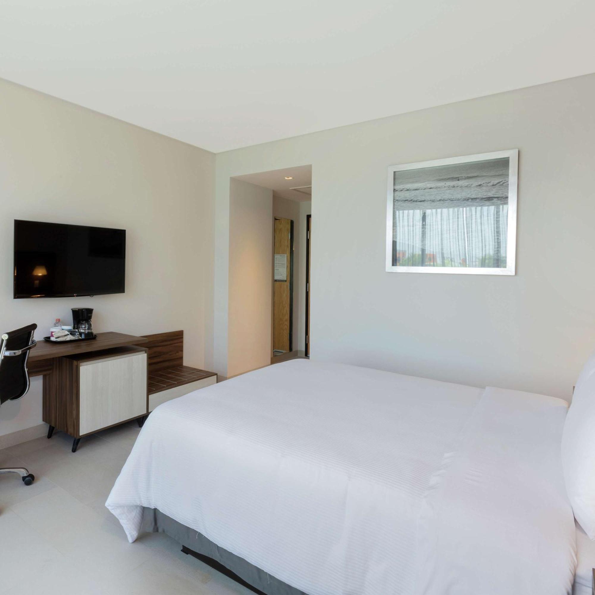 Hotel Hampton By Hilton Cumbres 3*
