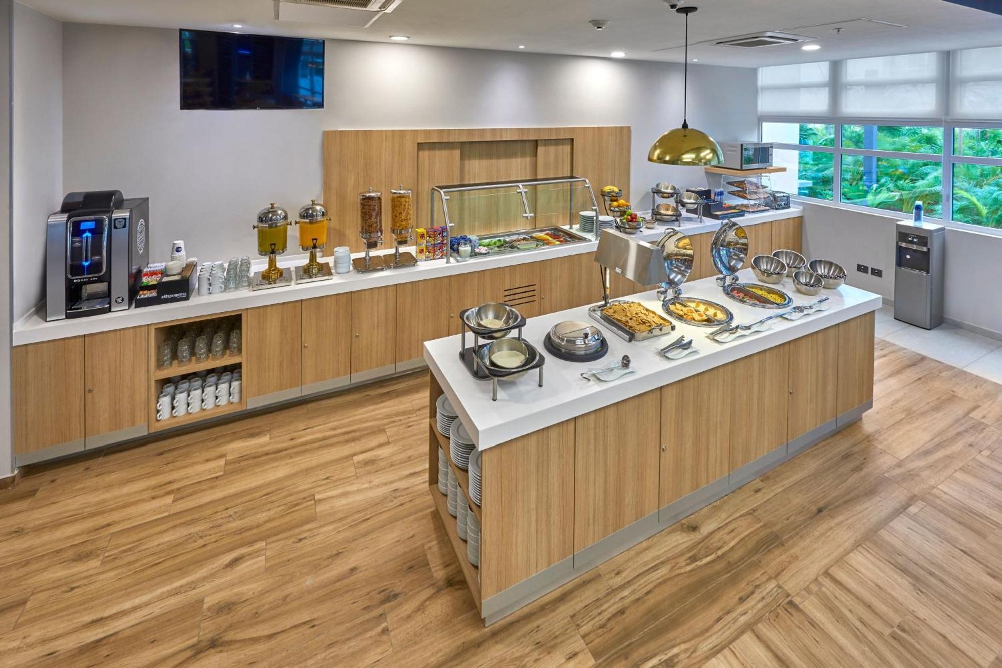 Hotel Express By Marriott Aeropuerto Riviera