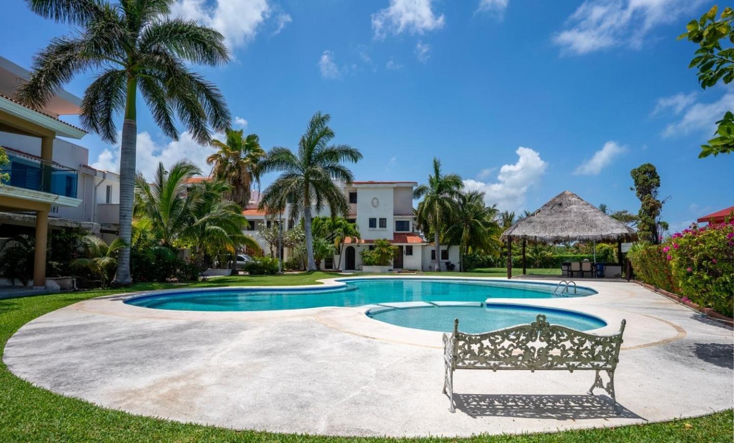 3br Modern House W/ Pool And Great Location!