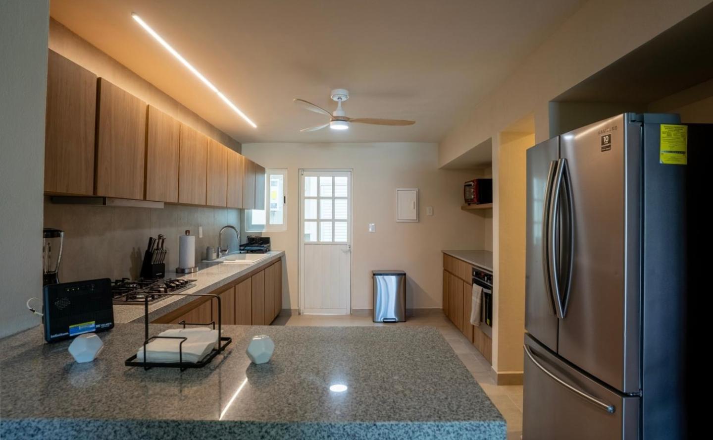 3br Modern House W/ Pool And Great Location! *