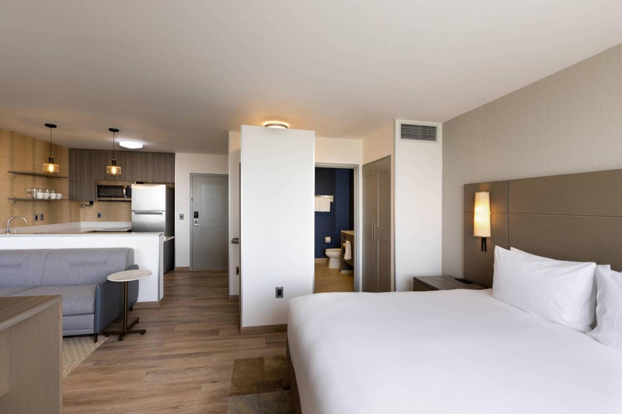By Marriott Zone 3*