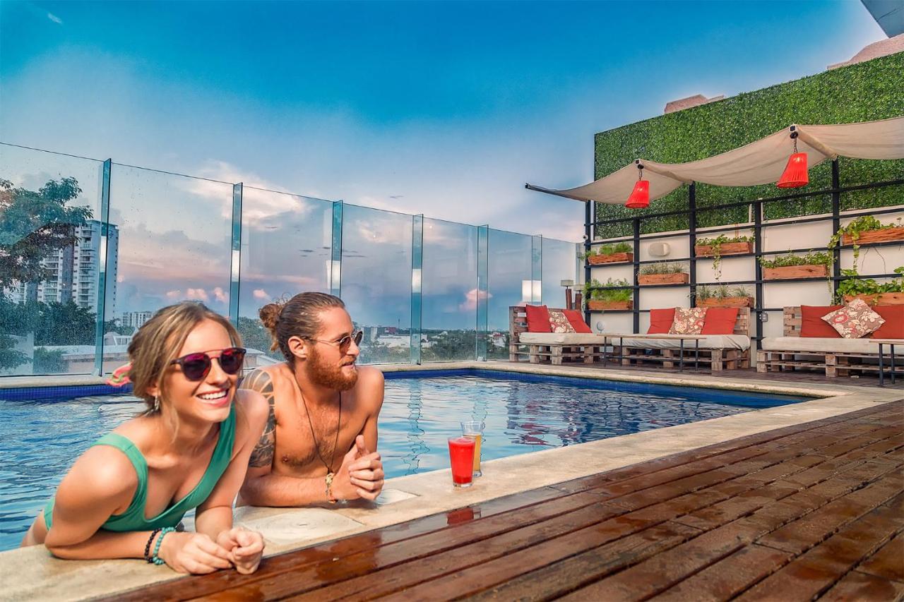 Nomads & Rooftop Pool Hostal *