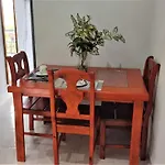 Depto en Planta Alta con Balcón y Árboles Frutales