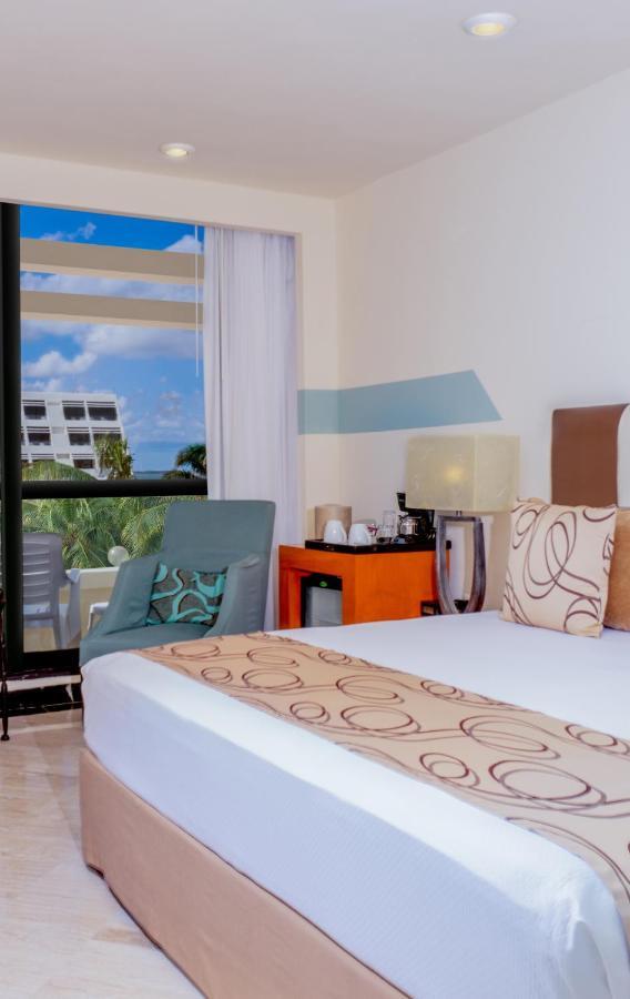 Oh! On The By Oasis Cancun