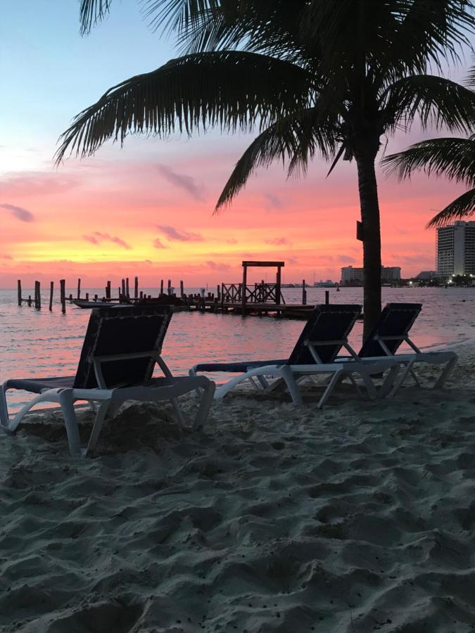 Front Private With Shared Bathroom Cancun