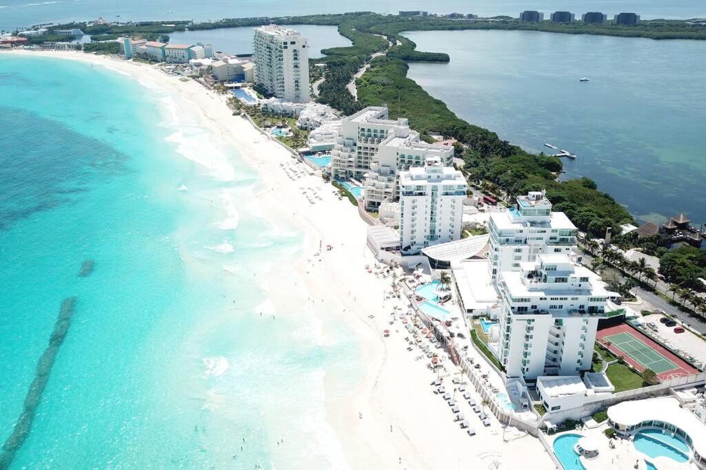 Luxury Ocean Front Apartment, 2 Bedroom Beach, Gym, * Cancun