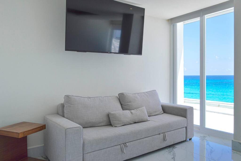 Luxury Ocean Front Apartment, 2 Bedroom Beach, Gym, Cancun