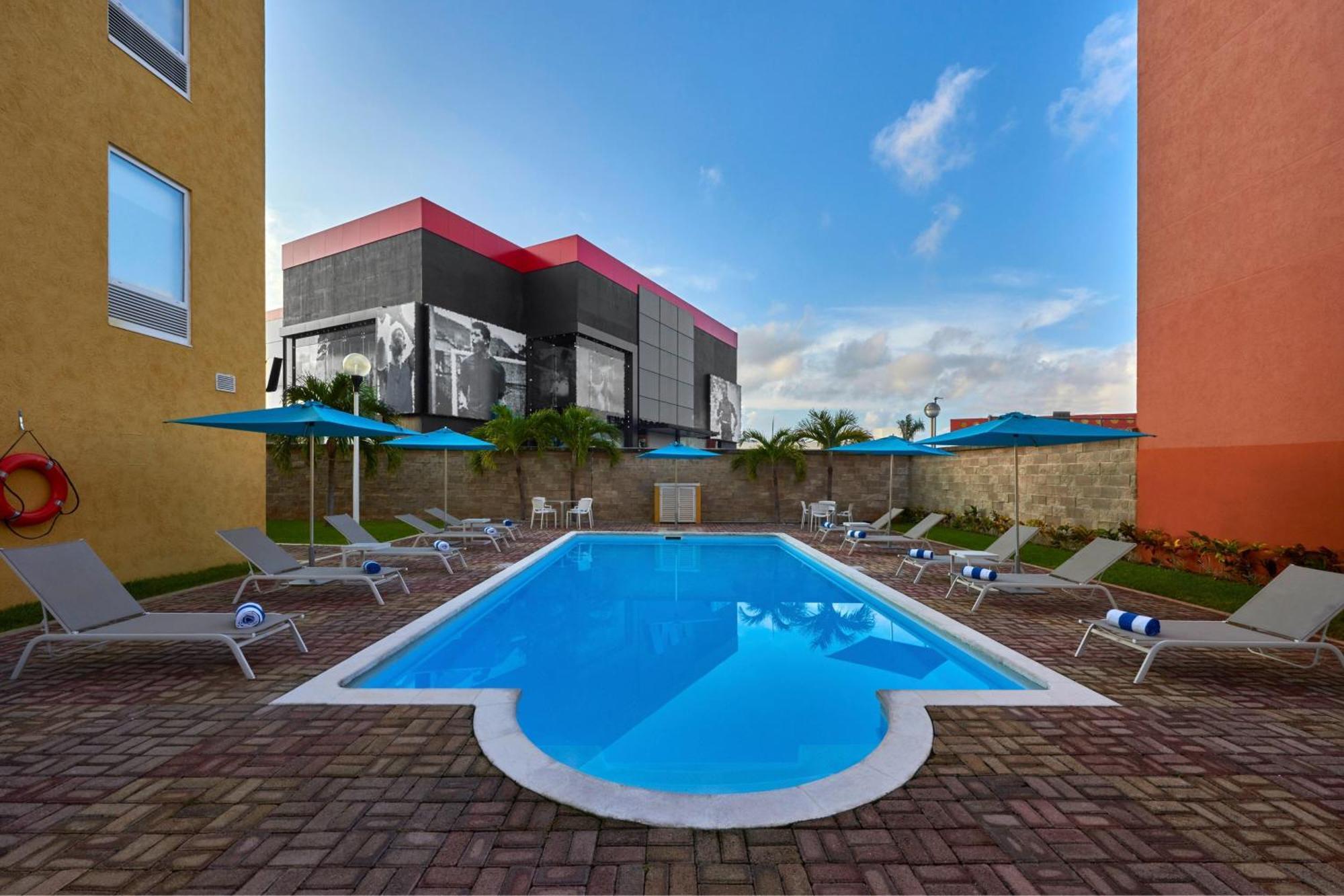 Hotel Express Junior By Marriott Cancun