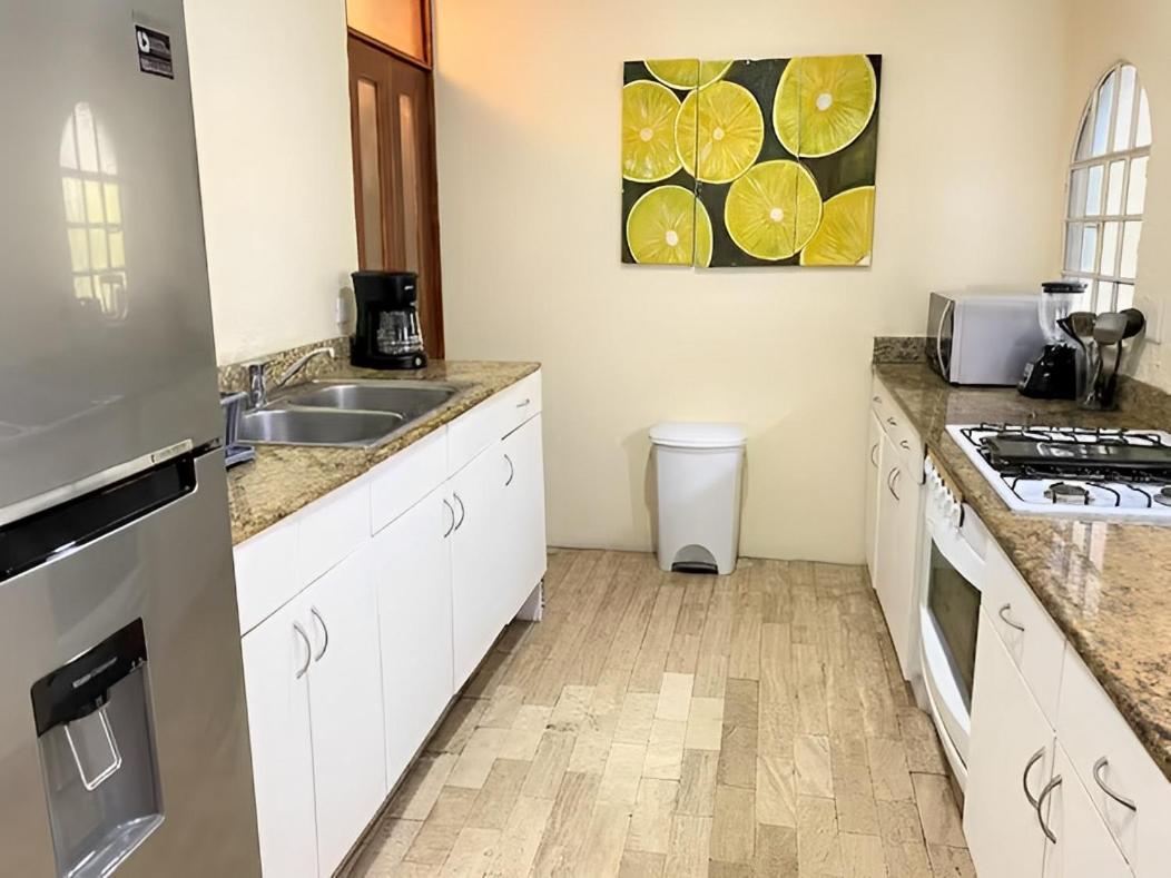 Dentro De Un Departamento Muy Bien Ubicado Habitación en casa particular Cancún