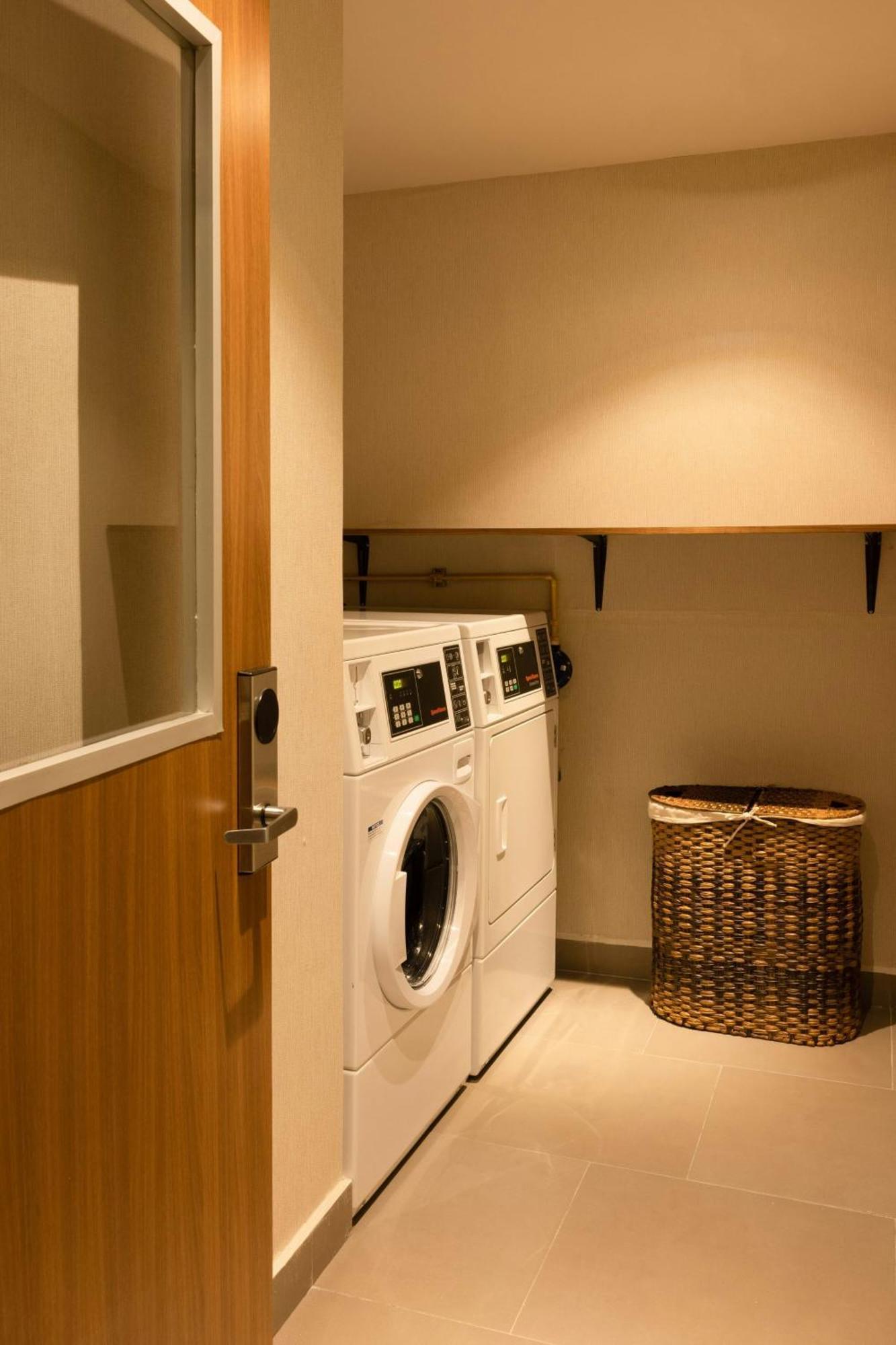 Fairfield By Marriott & Downtown Hotel 2*