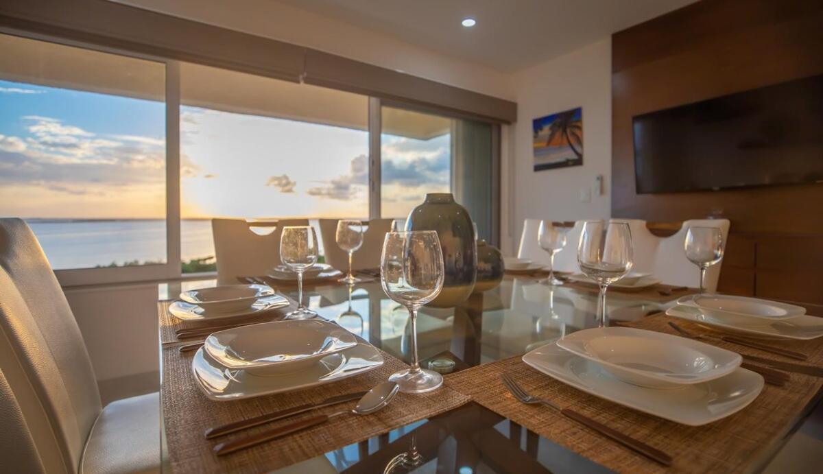 Ocean & Lagoon View Penthouse Apartment *