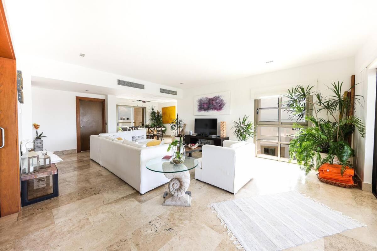 La Amada Residences Private Getaway With Pools & Gym *
