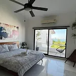 Big Penthouse With Amazing View, Private Rooftop & Jacuzzi