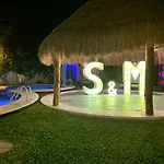Hermoso salón de eventos tropical de frente al mar