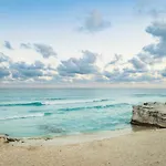 Beachfront Studio! Ubicacion Perfecta!