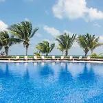 *Sun Scape Beachfront Studio By Casa Paraiso*