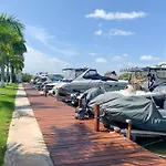 Luxury Holiday Apartment By The Lagoon