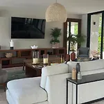 Lujoso Apartamento, Nuevo!