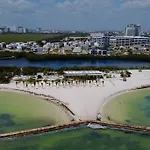 *Private Rooftop Pool* 5 Min Walk To Beach 5Bdr