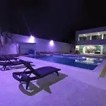 Gorgeous 7 Bedrooms Oasis