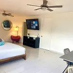 Deco5B Spacious Downtown Studio