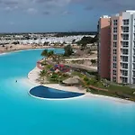 departamento en Cancún con 7 albercas tipo playa y laguna