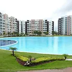 departamento en Cancún con 7 albercas tipo playa y laguna