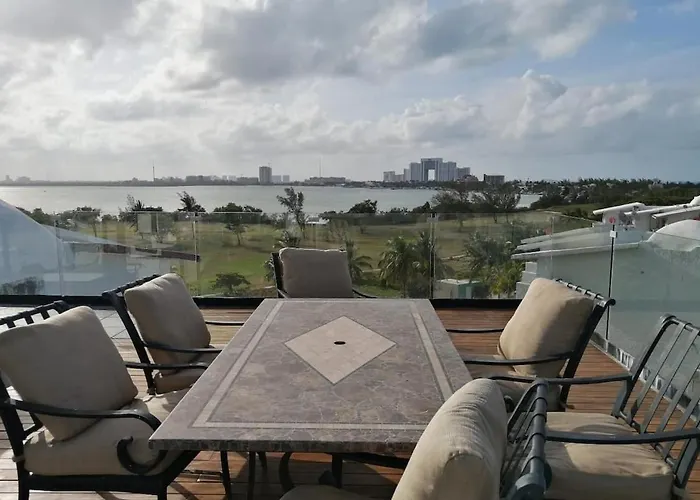 Big Penthouse With Amazing View, Private Rooftop & Jacuzzi