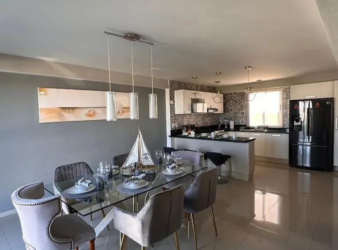Best Location Luxury Condo With Van