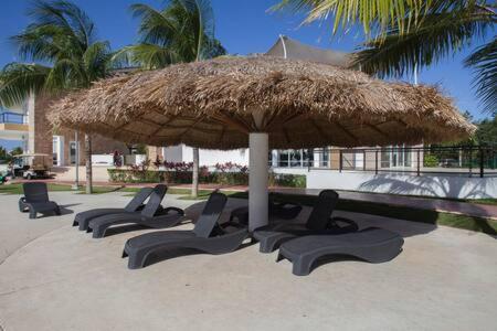 Departamento En Con 7 Albercas Tipo Playa Y Laguna Cancún