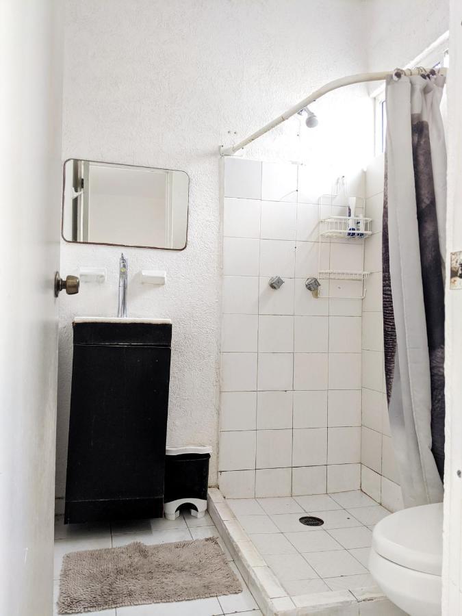 Cuarto Privado, Gran Wi-fi, Jacuzzi Rooftop, Ac Habitación en casa particular