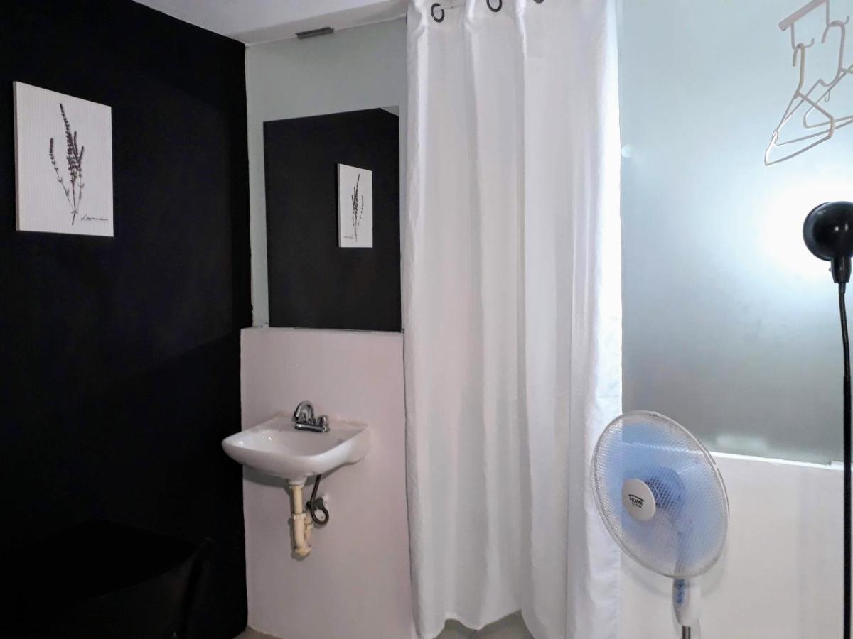 Pensión In Guest - Low Budget Small Room, With Wi-fi Private Bathroom At Downtown