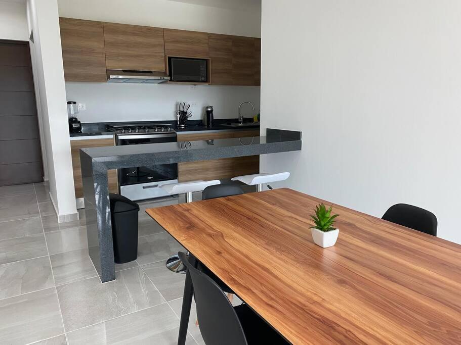 Amazing With Great Pool And 24/7 Security Apartment