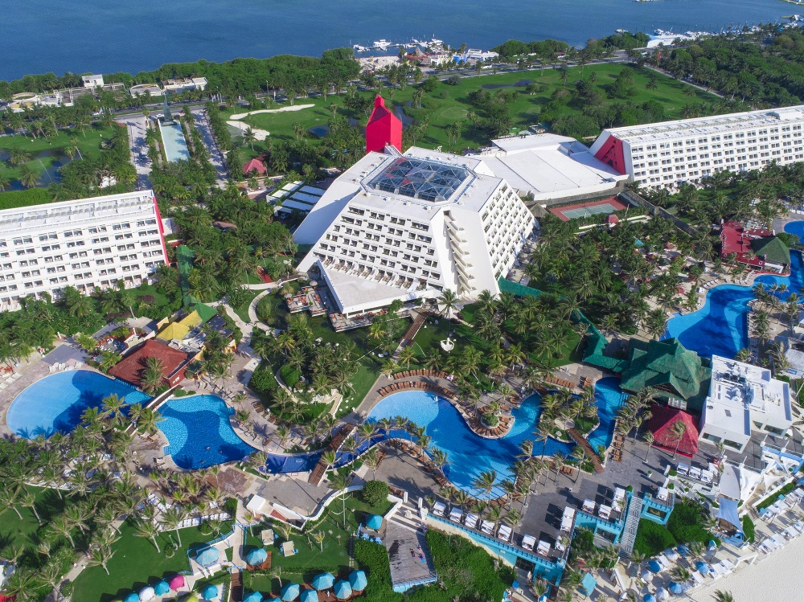Resort The Pyramid By Oasis