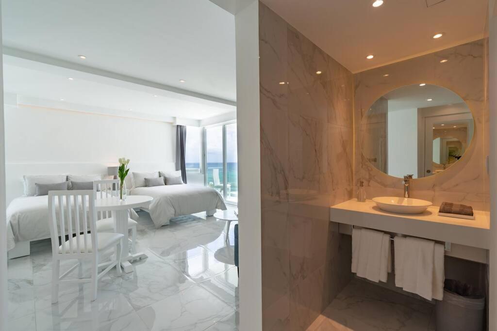 Exclusive On The Beach, Minimalist, Gym, Pool, Jacuzzi, Balcony