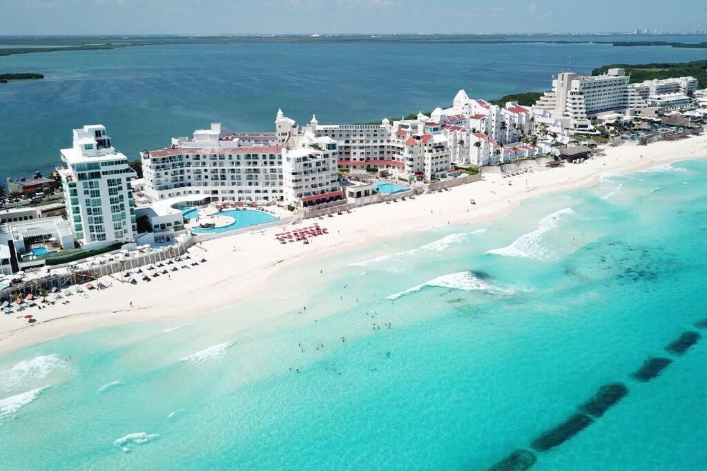 Exclusive On The Beach, Minimalist, Gym, Pool, Jacuzzi, Balcony Apartment