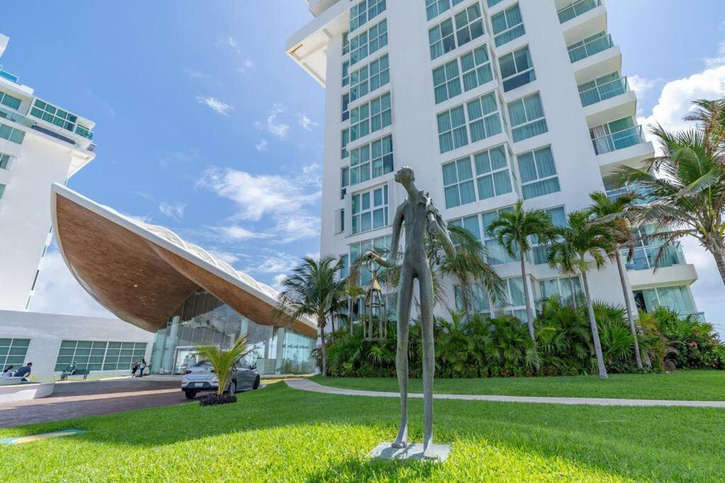 Exclusive On The Beach, Minimalist, Gym, Pool, Jacuzzi, Balcony Apartment Cancun
